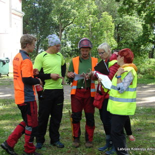 Ērgļos sertificē arboristus (Eiropas koku strādnieku, ETW)